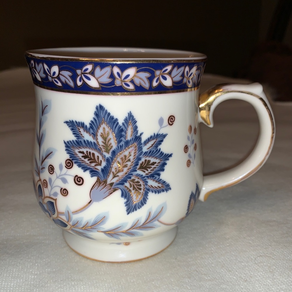 Exclusive Elegant  Tea /coffee Cup Floral Design And Gold Trim.